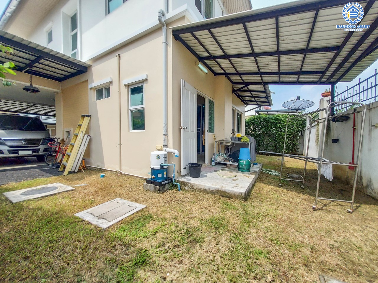 บ้านเดี่ยวมือสองย่านปทุมธานี ม.ชวนชื่นกรีนบาวด์ กรุงเทพ-ปทุมธานี บ้านสวยพร้อมเข้าอยู่ อยู่ในโครงการสภาพแวดล้อมดีมาก มีสนามกอล์ฟ เนื้อที่ 60.6 ตร.ว. ฟังก์ชัน 3 ห้องนอน 3 ห้องน้ำ จอดรถได้ 2 คัน บนทำเลเดินทางสะดวก เชื่อมต่อถนนหลายเส้นทาง ใกล้จุดขึ้นทางด่วน "อุดรรัถยา"